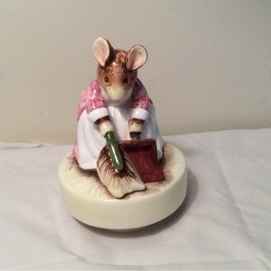 Rare Beatrix Potter Hunka Munka Mouse music box by Schmidt. No chips or cracks.